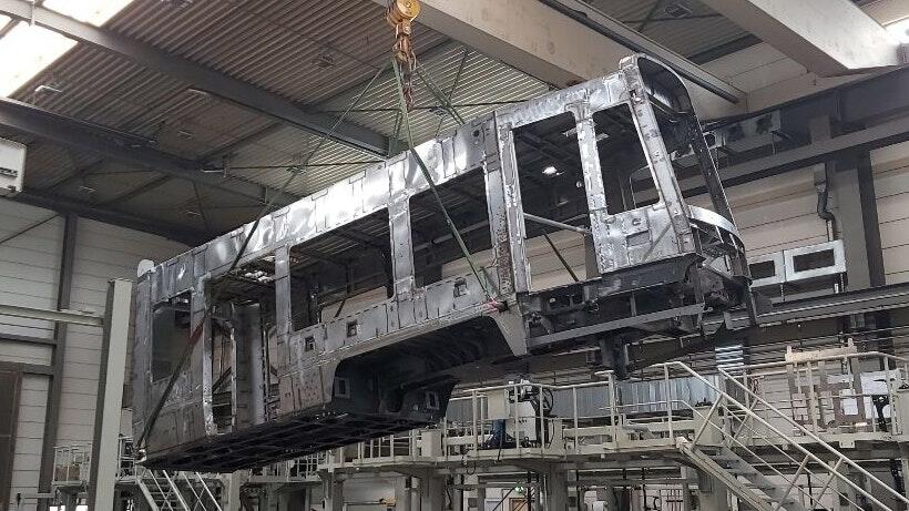 Ein Rohbau-Straßenbahnwagen in der Luft: Blick in die Fertigungshalle der HeiterBlick Straßenbahnen GmbH in Leipzig. Ein Rohbau-Straßenbahnwagen in der Luft: Blick in die Fertigungshalle der HeiterBlick Straßenbahnen GmbH in Leipzig.