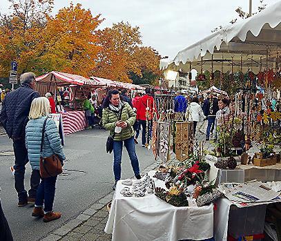 Großen Anklang fand der Herbst- und Bauernmarkt mit seinen zahlreichen Angeboten. Großen Anklang fand der Herbst- und Bauernmarkt mit seinen zahlreichen Angeboten.