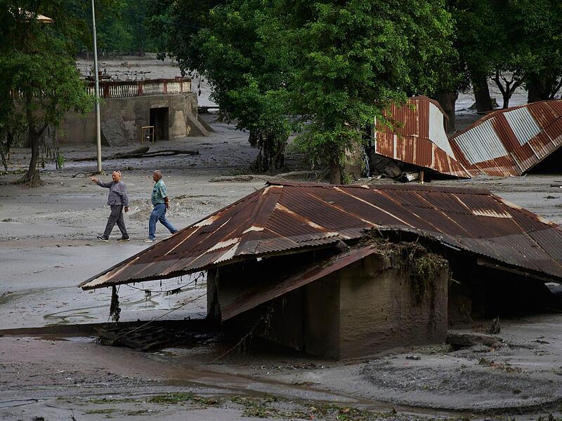 Der angeschwollene Trishuli-Fluss hat nach der massiven Sturzflut H&auml;user und Br&uuml;cken mit sich gerissen. Die Malekhu-Schule der Kulmbacher Nepalhilfe liegt gl&uuml;cklicherweise weit genug vom Fluss entfernt und blieb von der Katastrophe verschont. Skan...