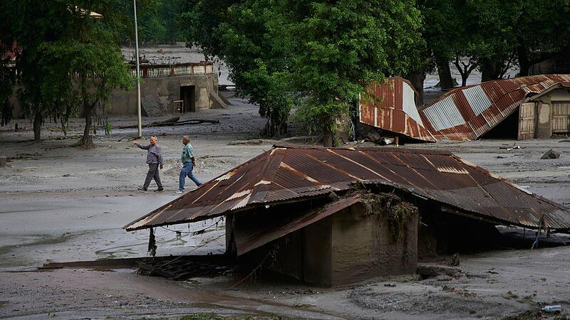 Der angeschwollene Trishuli-Fluss hat nach der massiven Sturzflut Häuser und Brücken mit sich gerissen. Die Malekhu-Schule der Kulmbacher Nepalhilfe liegt glücklicherweise weit genug vom Fluss entfernt und blieb von der Katastrophe verschont. Skan... Der angeschwollene Trishuli-Fluss hat nach der massiven Sturzflut Häuser und Brücken mit sich gerissen. Die Malekhu-Schule der Kulmbacher Nepalhilfe liegt glücklicherweise weit genug vom Fluss entfernt und blieb von der Katastrophe verschont. Skan...