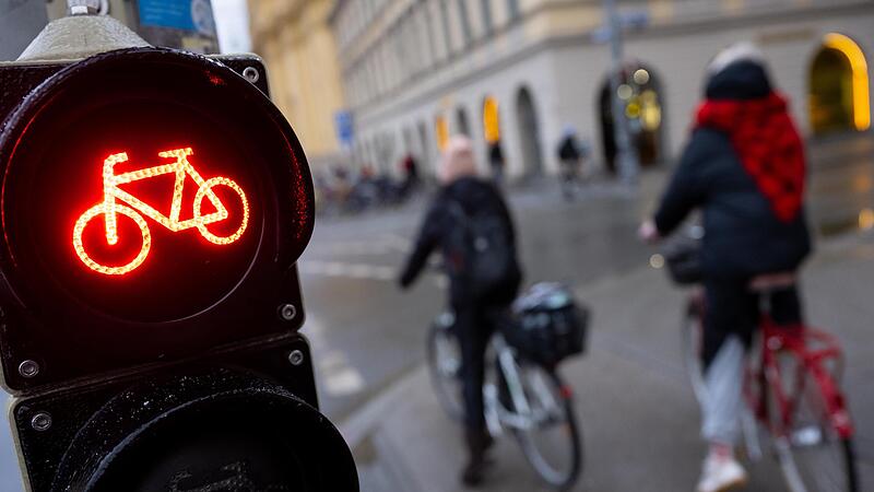 Vorfahrt f&uuml;r Radfahrer fordern die ADFC-Aktivisten Astrid Pfitzer und J&uuml;rgen Tesarczyk.