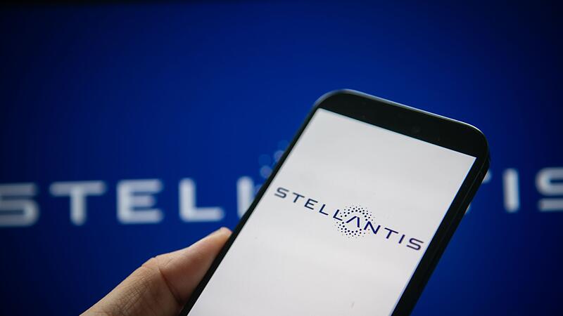 Das Stellantis Logo auf Smartphone und Laptop