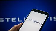 Das Stellantis Logo auf Smartphone und Laptop