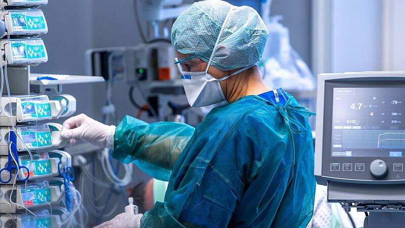 Zu den Spitzenzeiten der Coronakrise waren die Intensivstationen in den Kliniken &uuml;berf&uuml;llt.