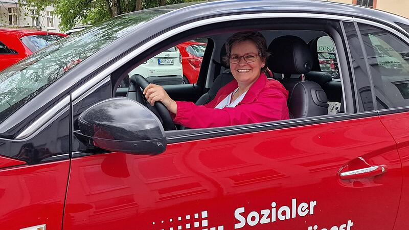 Unterwegs zu neuen Herausforderungen im Pflegealltag: Anja Vorndran ist als seit &uuml;ber 30 Jahren als ambulante Pflegefachkraft t&auml;tig.