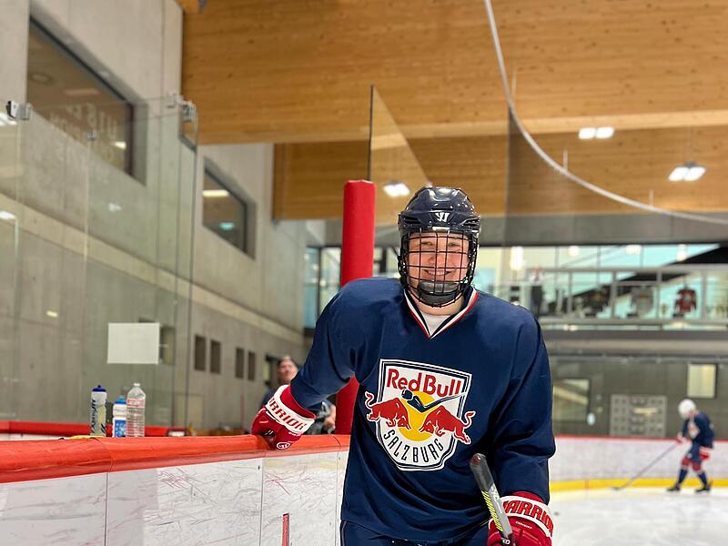 Jacob Schramm versuchte sich mit der deutschen Ski-Nationalmannschaft einen Tag auf dem Eis bei der Nachwuchs-Akademie von RB Salzburg. Jacob Schramm versuchte sich mit der deutschen Ski-Nationalmannschaft einen Tag auf dem Eis bei der Nachwuchs-Akademie von RB Salzburg.