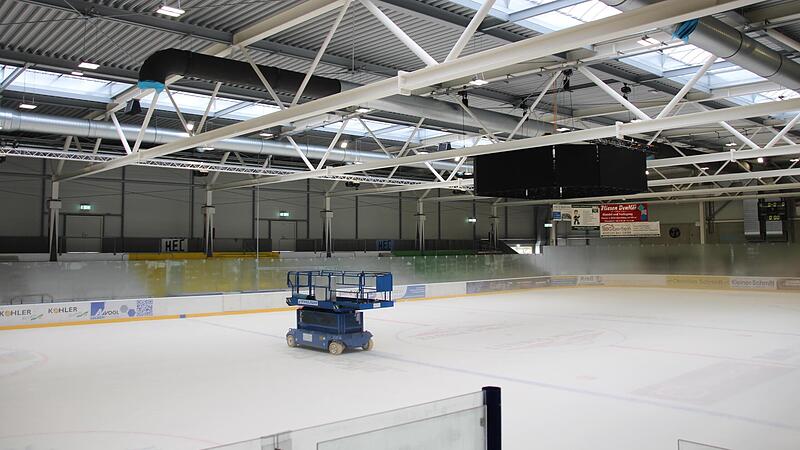 Unter dem neuen Dach mit Videowürfel werden – wenn gerade kein Betrieb auf dem Eis herrscht – Lüftungsrohre auch für die Beheizung des Eisstadions in Höchstadt verlegt.