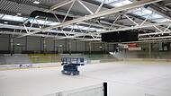Unter dem neuen Dach mit Videowürfel werden – wenn gerade kein Betrieb auf dem Eis herrscht – Lüftungsrohre auch für die Beheizung des Eisstadions in Höchstadt verlegt.
