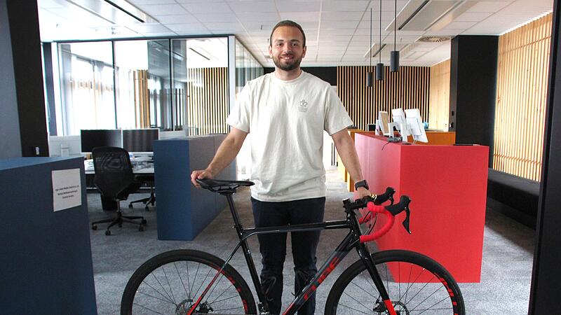 Triathlet Patrick Götz hat die Redaktionsräume von fraenkischertag.de besucht und unserem Reporter Max Danhauser ein Rennrad übergeben. Triathlet Patrick Götz hat die Redaktionsräume von fraenkischertag.de besucht und unserem Reporter Max Danhauser ein Rennrad übergeben.