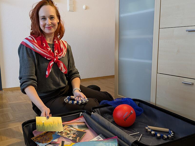 Michaela Beuschel leitet die neue Theatergruppe in Bayreuth. Hier kommt es nicht aufs Texte-Auswendiglernen an - sondern auf die Freude an der Sache. Immer mit dabei: Beuschels Theaterkoffer mit jede Menge Requisiten.