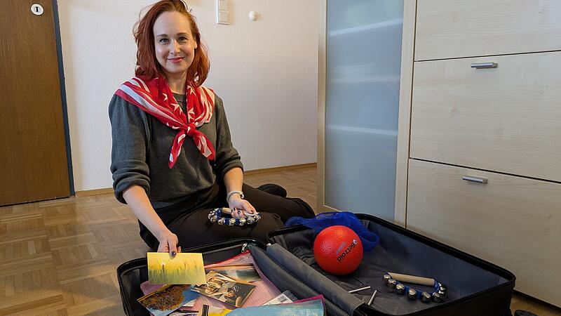 Michaela Beuschel leitet die neue Theatergruppe in Bayreuth. Hier kommt es nicht aufs Texte-Auswendiglernen an - sondern auf die Freude an der Sache. Immer mit dabei: Beuschels Theaterkoffer mit jede Menge Requisiten.