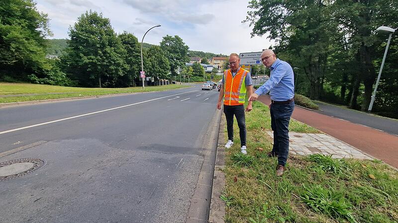 Oberb&uuml;rgermeister Dirk Vogel (rechts) und Bauleiter Marcel Zimmermann begutachten die Sch&auml;den an der Stra&szlig;e vor der M&uuml;nnerst&auml;dter Kreuzung.