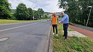 Oberbürgermeister Dirk Vogel (rechts) und Bauleiter Marcel Zimmermann begutachten die Schäden an der Straße vor der Münnerstädter Kreuzung.