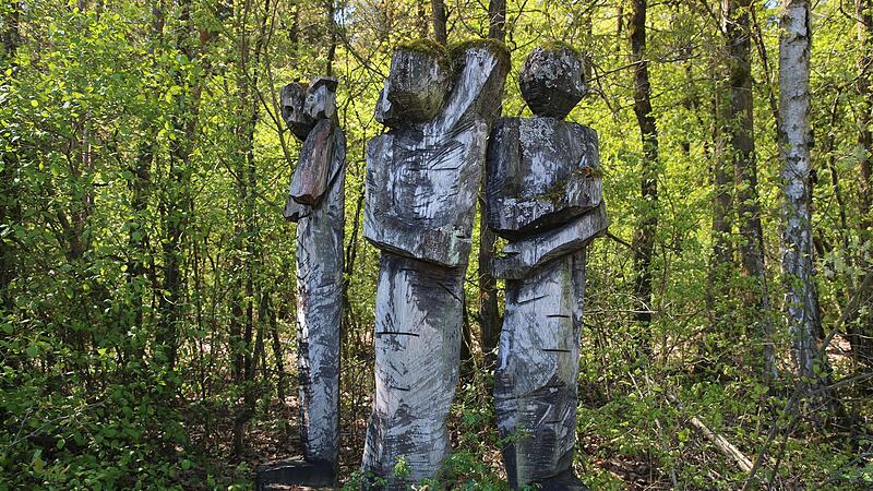 Am „Galgenberg“, wo einst verurteilte Straftäter oberhalb von Seßlach ihr Leben ließen, wurde die Pappelfigur „Pfingsten“ (Apostelgeschichte 2) von Max Leiß aufgestellt.