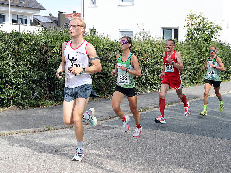 Hannah Kadner (Zweite von links) gewann die Damenwertung. Rechts daneben: Roland Wild,  LG Bamberg, Sieger der  M55.