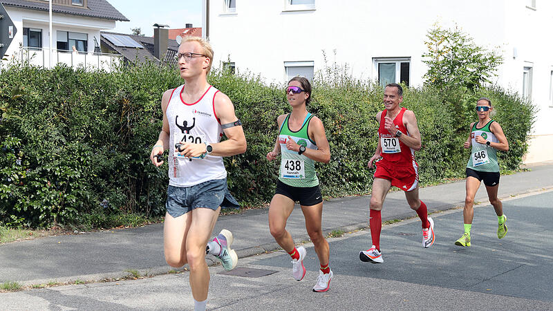 Hannah Kadner (Zweite von links) gewann die Damenwertung. Rechts daneben: Roland Wild,  LG Bamberg, Sieger der  M55.