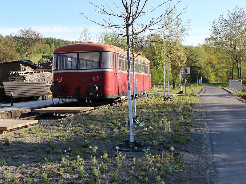 Der überarbeitete Schienenbus steht jetzt an seinem vorgesehenen Platz am Gleispark Rupboden. Der überarbeitete Schienenbus steht jetzt an seinem vorgesehenen Platz am Gleispark Rupboden.