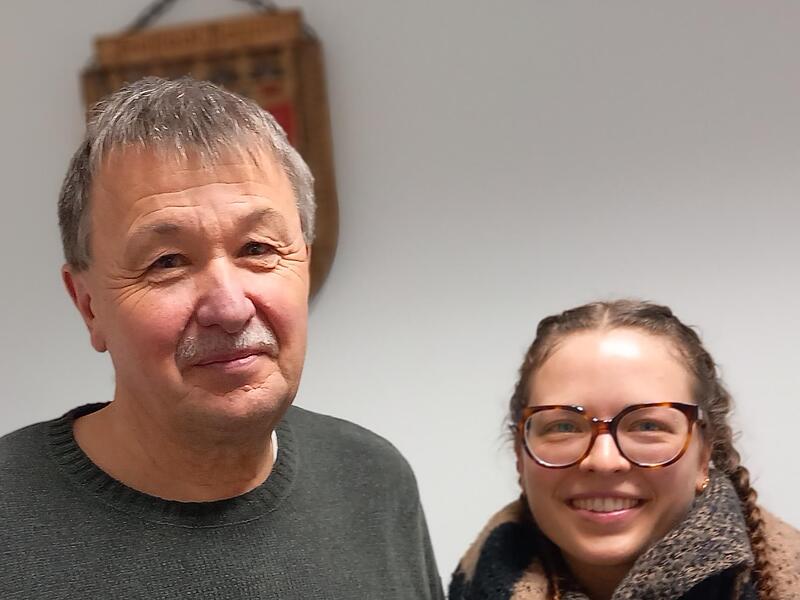 Bürgermeister Roland Römmelt gratulierte Lina Schneider zu ihrer hervorragenden Prüfung.