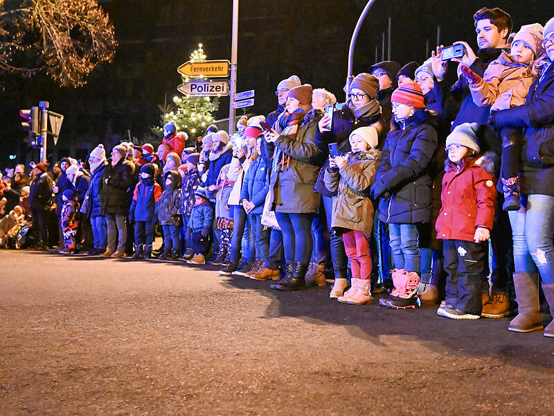 Weihnachtstraktorenumzug 2022Weihnachtstraktorenumzug 2022 Viele Zuschauer trotzten im vergangenen Jahr der Kälte und warteten gespannt auf die mit Lichterketten behangenen Traktoren.