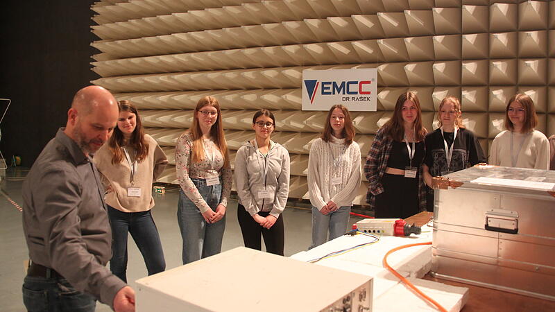 M&auml;dchen aus Ebermannst&auml;dter Schulen beobachten w&auml;hrend des Girls&rsquo; Day interessiert einen Test im Labor der Firma EMCCons Dr. Ra&scaron;ek.Forchheim & Fr&auml;nkische Schweiz