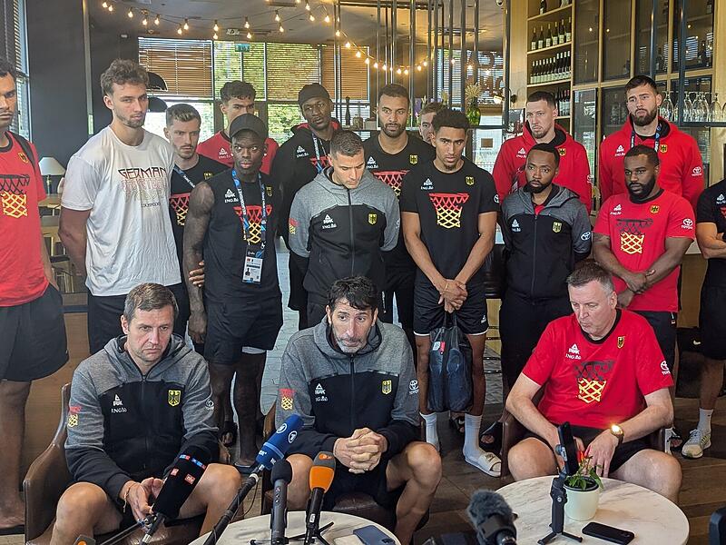 Eine Pressekonferenz der ganz außergewöhnlichen Art in Riga: Rückendeckung im wahrsten Sinne des Wortes vom DBB-Team für die Coaches, besonders als Solidarität für Alex Mumbru gewertet.