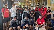Eine Pressekonferenz der ganz außergewöhnlichen Art in Riga: Rückendeckung im wahrsten Sinne des Wortes vom DBB-Team für die Coaches, besonders als Solidarität für Alex Mumbru gewertet.
