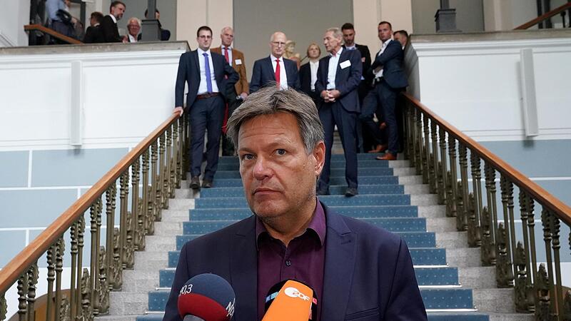 Bundeswirtschaftsminister Robert Habeck steht derzeit mächtig in der Kritik. Bundeswirtschaftsminister Robert Habeck steht derzeit mächtig in der Kritik.