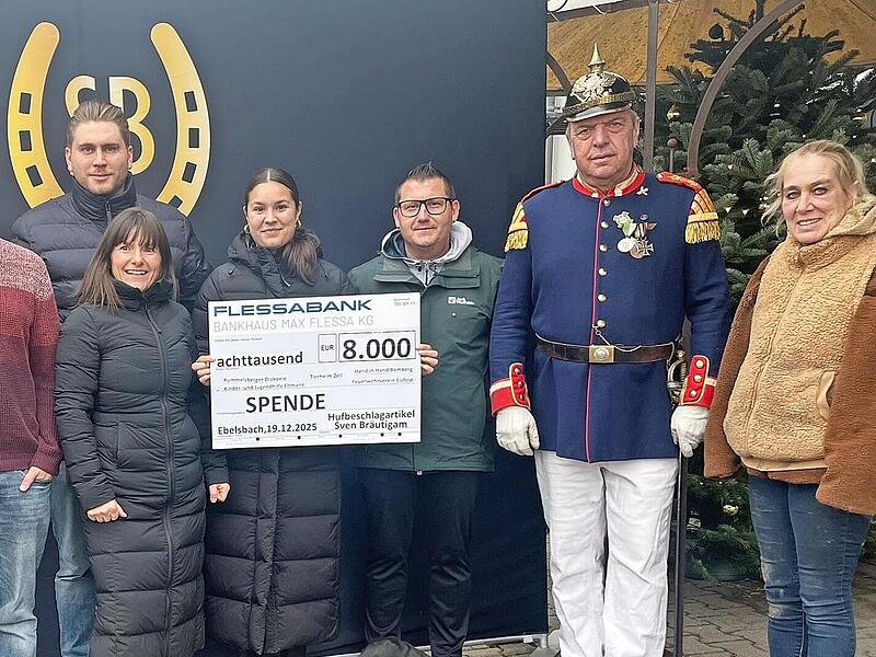 Bei der Spenden&uuml;bergabe (von links) G&uuml;nter und Alexander Kolb (&bdquo;Hand in Hand&ldquo; Bamberg), Peter R&ouml;delmeier (Kinder- und Jugendhilfe St. Josef Eltmann), Julian Ke&szlig;, Silvia und Senta-Sophia Br&auml;utigam (Hufbeschlagfirma Br&auml;utigam), Thorsten Landgraf (Ru...