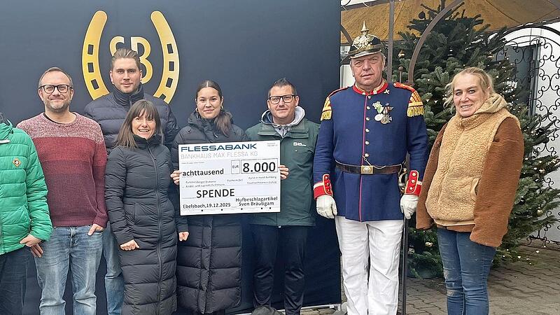 Bei der Spenden&uuml;bergabe (von links) G&uuml;nter und Alexander Kolb (&bdquo;Hand in Hand&ldquo; Bamberg), Peter R&ouml;delmeier (Kinder- und Jugendhilfe St. Josef Eltmann), Julian Ke&szlig;, Silvia und Senta-Sophia Br&auml;utigam (Hufbeschlagfirma Br&auml;utigam), Thorsten Landgraf (Ru...
