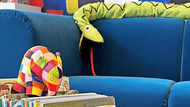 In der Stadtbibliothek wird traditionell um das knallblaue Lesesofa herum vorgelesen.