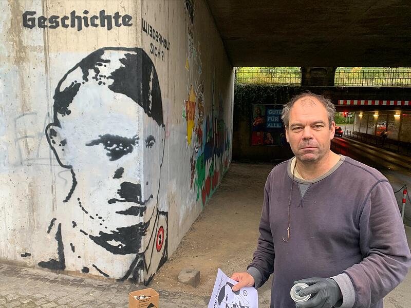 Der Sprayer  Alex vor seinem Kunstwerk in Coburg.