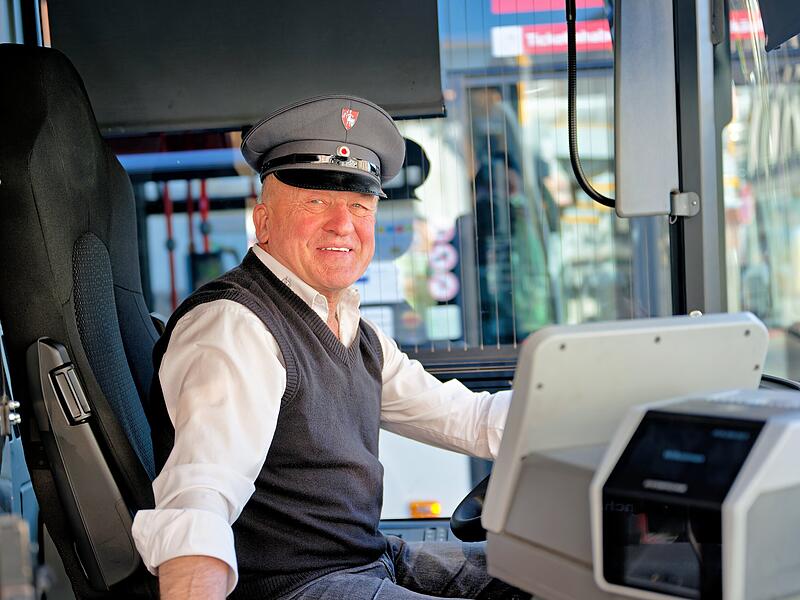 Der dienst&auml;lteste Busfahrer Fritz H&uuml;mmer wird auf seiner letzten Fahrt gefeiert.