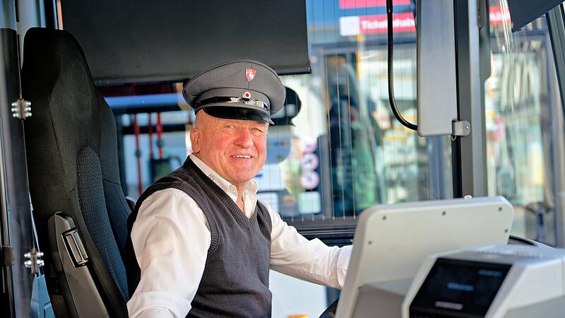 Der dienst&auml;lteste Busfahrer Fritz H&uuml;mmer wird auf seiner letzten Fahrt gefeiert.