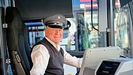 Der dienst&auml;lteste Busfahrer Fritz H&uuml;mmer wird auf seiner letzten Fahrt gefeiert.