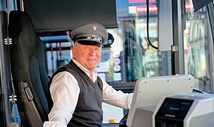 Der dienst&auml;lteste Busfahrer Fritz H&uuml;mmer wird auf seiner letzten Fahrt gefeiert.