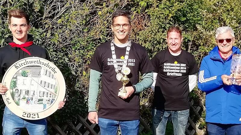 Der Vestenbergsgreuther Sch&uuml;tzenk&ouml;nig Christian F&uuml;rstenh&ouml;fer (Dritter von links) &uuml;bernahm die K&ouml;nigskette von seinem Vorg&auml;nger Klaus Meyer (Dritter von rechts); links der Sieger des Preisschie&szlig;en, Gerald Kind, daneben der Gewinner der Kerwa-Scheibe, Kevin Kilian, und rechts &uuml;bergibt der Stifter des Adolf-Wedel-Pokals die Troph&auml;e an den Gewinner Rudolf F&uuml;rstenh&ouml;fer.