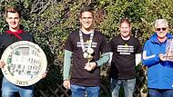 Der Vestenbergsgreuther Schützenkönig Christian Fürstenhöfer (Dritter von links) übernahm die Königskette von seinem Vorgänger Klaus Meyer (Dritter von rechts); links der Sieger des Preisschießen, Gerald Kind, daneben der Gewinner der Kerwa-Scheibe, Kevin Kilian, und rechts übergibt der Stifter des Adolf-Wedel-Pokals die Trophäe an den Gewinner Rudolf Fürstenhöfer.