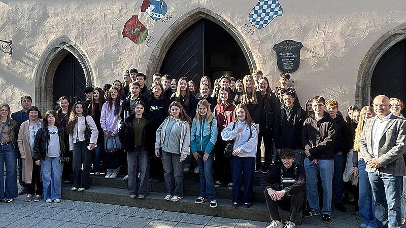 Auf der Freitreppe vor dem Rathaus in Münnerstadt freuen sich die deutschen und französischen Austauschpartner bei bestem Wetter über den Empfang durch die Stadt. Begleitet werden die Stenayer Gäste von den Lehrkräften Isaline Philippe und Eléa Co... Auf der Freitreppe vor dem Rathaus in Münnerstadt freuen sich die deutschen und französischen Austauschpartner bei bestem Wetter über den Empfang durch die Stadt. Begleitet werden die Stenayer Gäste von den Lehrkräften Isaline Philippe und Eléa Co...
