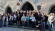 Auf der Freitreppe vor dem Rathaus in M&uuml;nnerstadt freuen sich die deutschen und franz&ouml;sischen Austauschpartner bei bestem Wetter &uuml;ber den Empfang durch die Stadt. Begleitet werden die Stenayer G&auml;ste von den Lehrkr&auml;ften Isaline Philippe und El&eacute;a Co...
