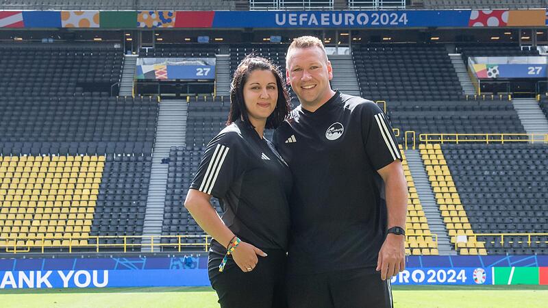 Funktionieren als Paar: Laura und Fritz K&uuml;hnlenz. Der 35-j&auml;hrige Software-Entwickler bei der HUK Coburg und die selbstst&auml;ndige Kronacher Fotografin engagieren sich f&uuml;r den Landesligisten FC Coburg.