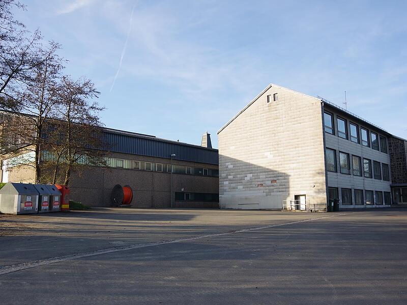 Die alte Schule soll zur&uuml;ckgebaut werden und ein bedarfsgerechter Neubau in Holzbauweise entstehen.
