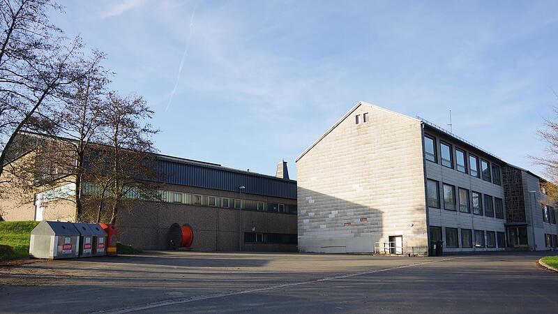 Die alte Schule soll zur&uuml;ckgebaut werden und ein bedarfsgerechter Neubau in Holzbauweise entstehen.