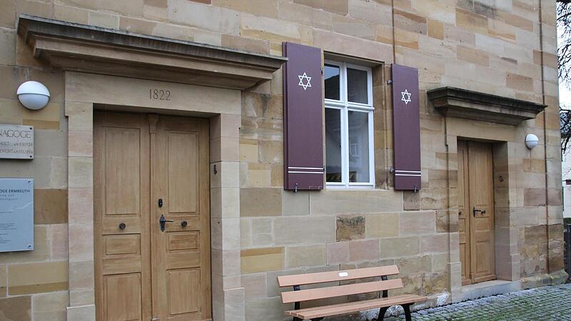 In der Silvesternacht wollte ein 21-Jähriger vermutlich die Synagoge in Ermreuth anzünden. Die Videoüberwachung wurde erst vor wenigen Monaten erneuert. Von der Tat lieferte sie gestochen scharfe Bilder.Forchheim & Fränkische Schweiz