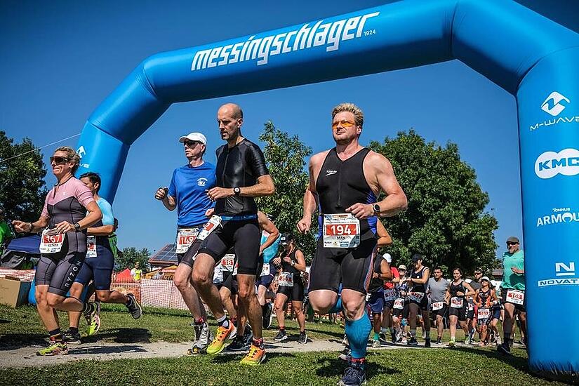 Das war der Triathlon in Ebing vor einem Jahr.  Wegen zu einer zu geringer Anzahl an fr&uuml;hzeitigen Anmeldungen ist er nun auf den 25. Mai 2025 verschoben worden.