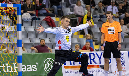 Fabian Apfel (hier gegen den HC Elbflorenz aus Dresden) bleibt zwei weitere Jahre beim HSC 2000 Coburg. Fabian Apfel (hier gegen den HC Elbflorenz aus Dresden) bleibt zwei weitere Jahre beim HSC 2000 Coburg.