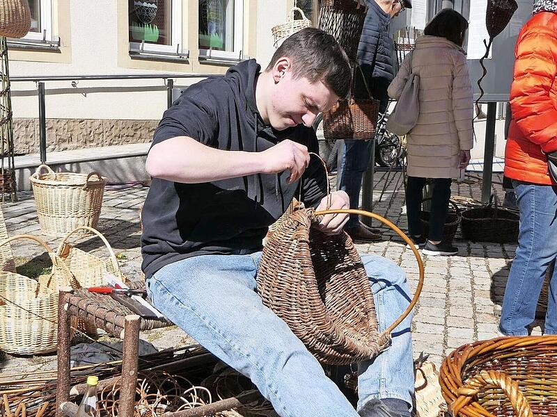 Traditionelles Handwerk kann man in Sand hautnah erleben: Ein Korbmacher zeigt vor Ort die kunstvolle Verarbeitung von Weide.