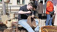 Traditionelles Handwerk kann man in Sand hautnah erleben: Ein Korbmacher zeigt vor Ort die kunstvolle Verarbeitung von Weide.