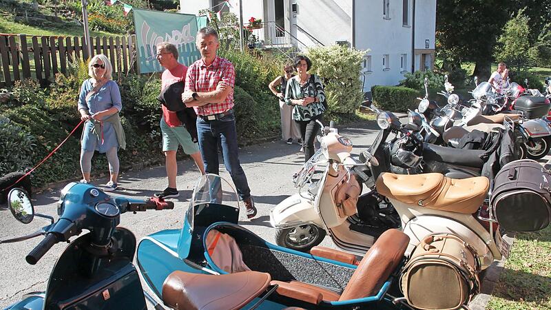 Schönes Spätsommerwetter lockte Hunderte von Besuchern zum Mainecker Ves-patreffen, wo über hundert Roller zu bewundern waren.