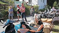 Schönes Spätsommerwetter lockte Hunderte von Besuchern zum Mainecker Ves-patreffen, wo über hundert Roller zu bewundern waren.