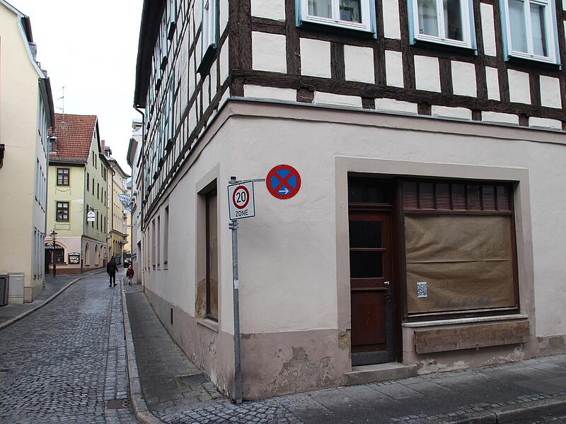 Das neue Caf&eacute; von Lea Raab in der Gro&szlig;en Johannisgasse in Coburg befindet sich in Sichtweite zur &bdquo;K&uuml;nstler-Klause&ldquo;, die von Lea Raabs Eltern am Theaterplatz betrieben wird.